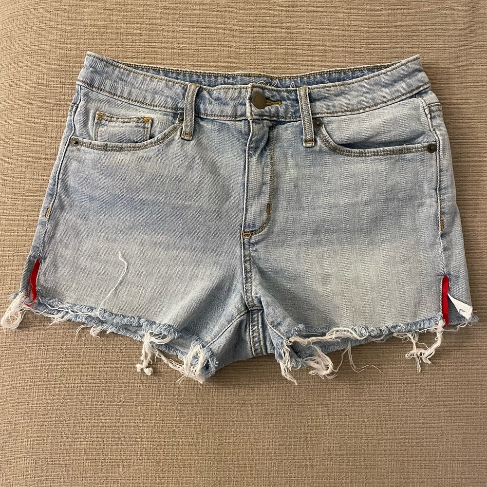 Universal Thread denim cutoff shorts. Size 6/28R.
